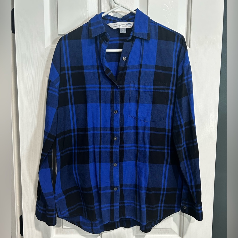 Old Navy The boyfriend shirt button down long sleeve shirt